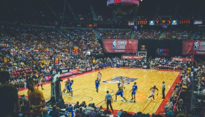kaiyun官方-鹈鹕绝杀、三镇主帅复盘NBA、曼联紧盯意甲——这跨界复盘也太混搭了！